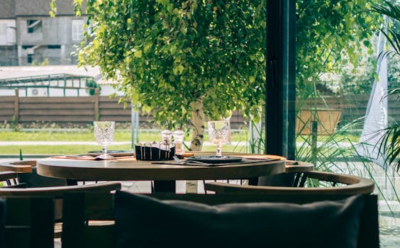 餐厅餐桌位于大窗旁，窗外郁郁葱葱的绿植让整个空间显得格外明亮迷人