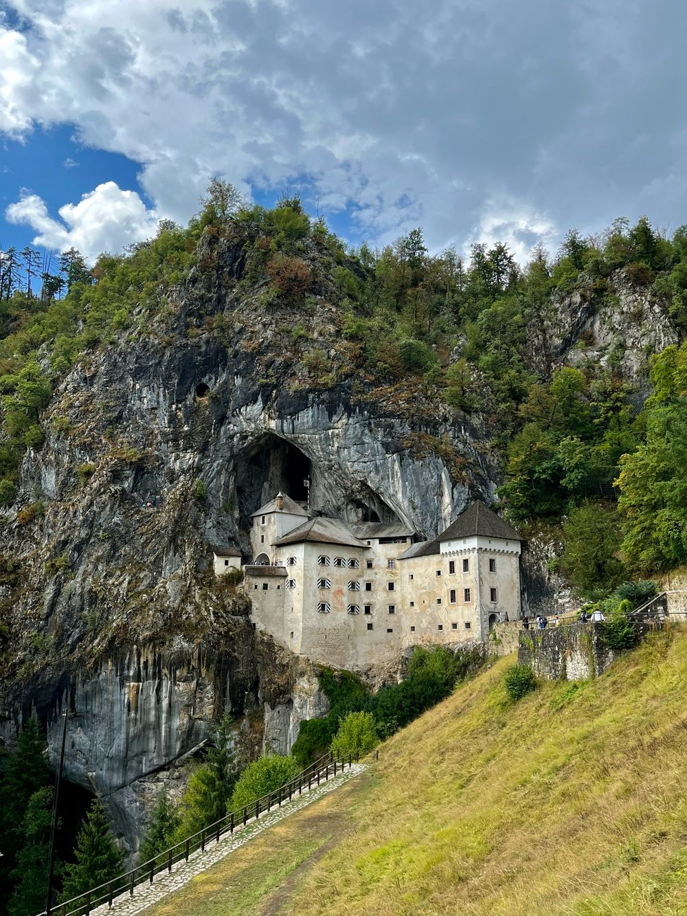 Castelul Predjama văzut din valea de dedesubt