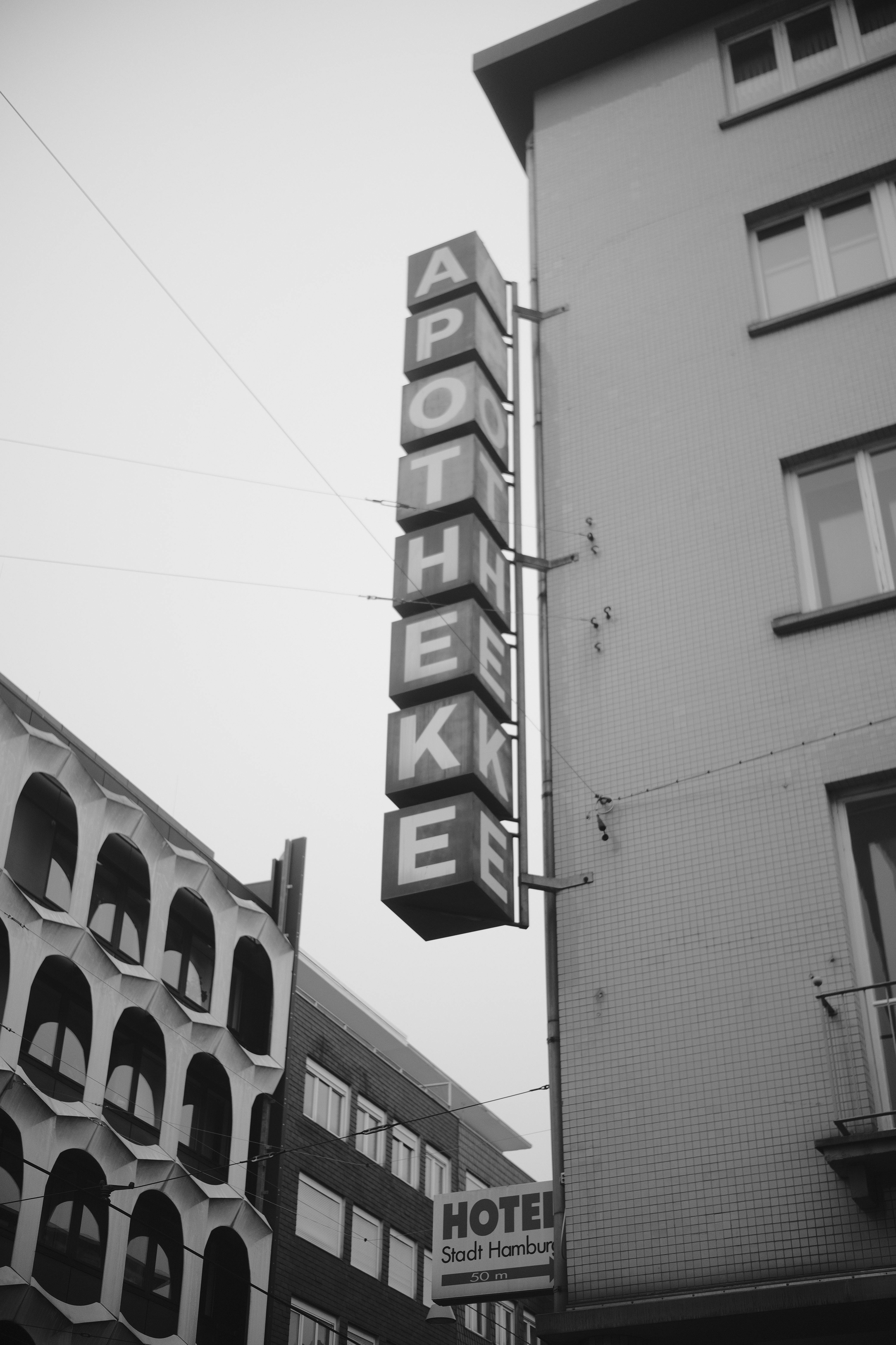 Zadarmo Čiernobiela mestská fotografia s nápisom Apotheke v mestskom prostredí. Fotka z fotobanky