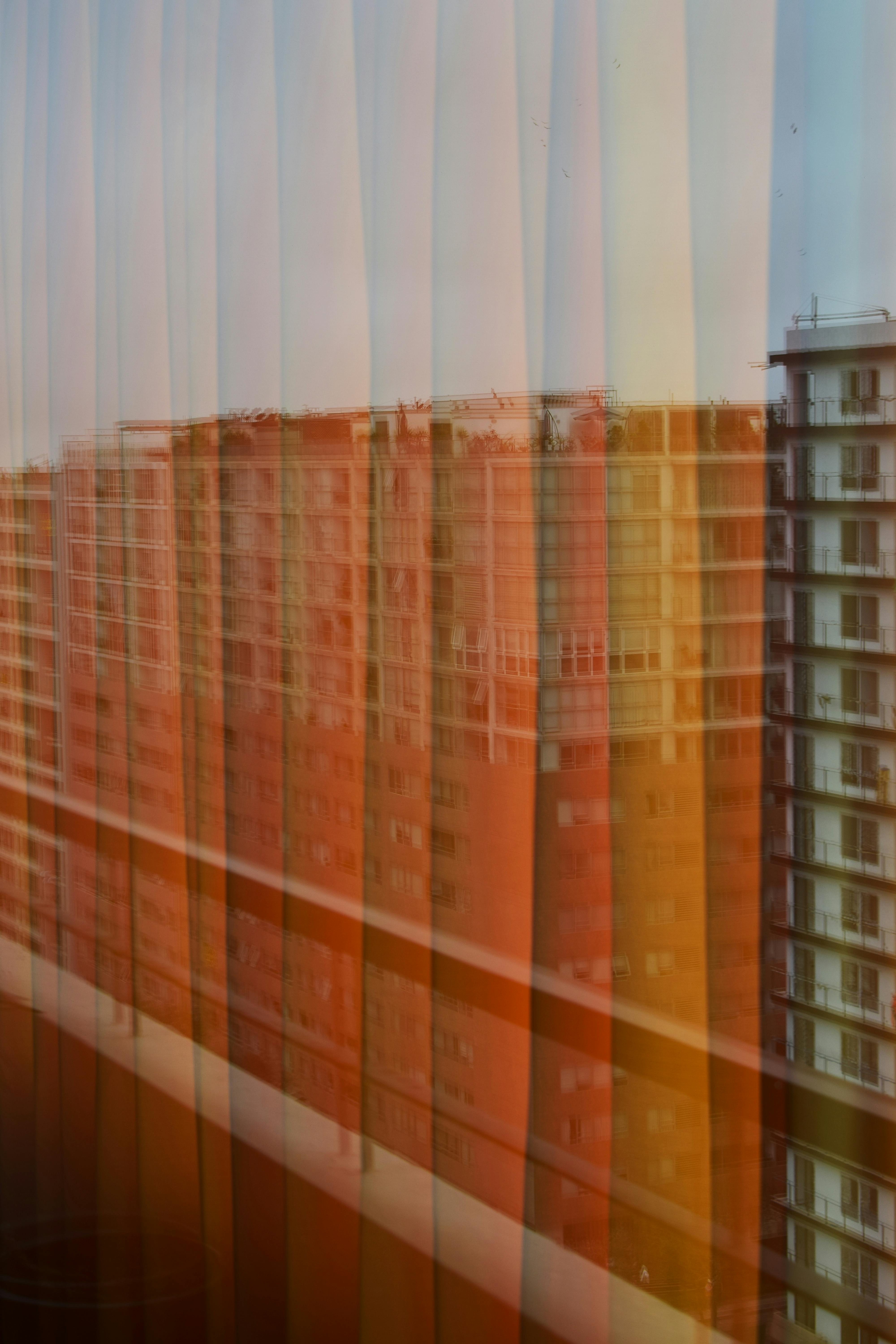 玻璃立面映照出利马色彩缤纷的现代建筑，生动展现了城市设计