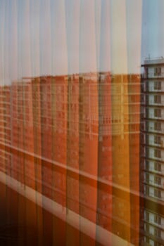 玻璃立面映照出利马色彩缤纷的现代建筑，生动展现了城市设计