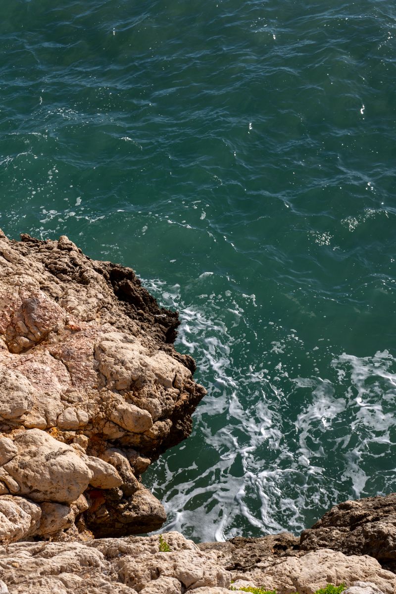 Stâncă abruptă pe malul Mării Mediterane cu priveliște spectaculoasă