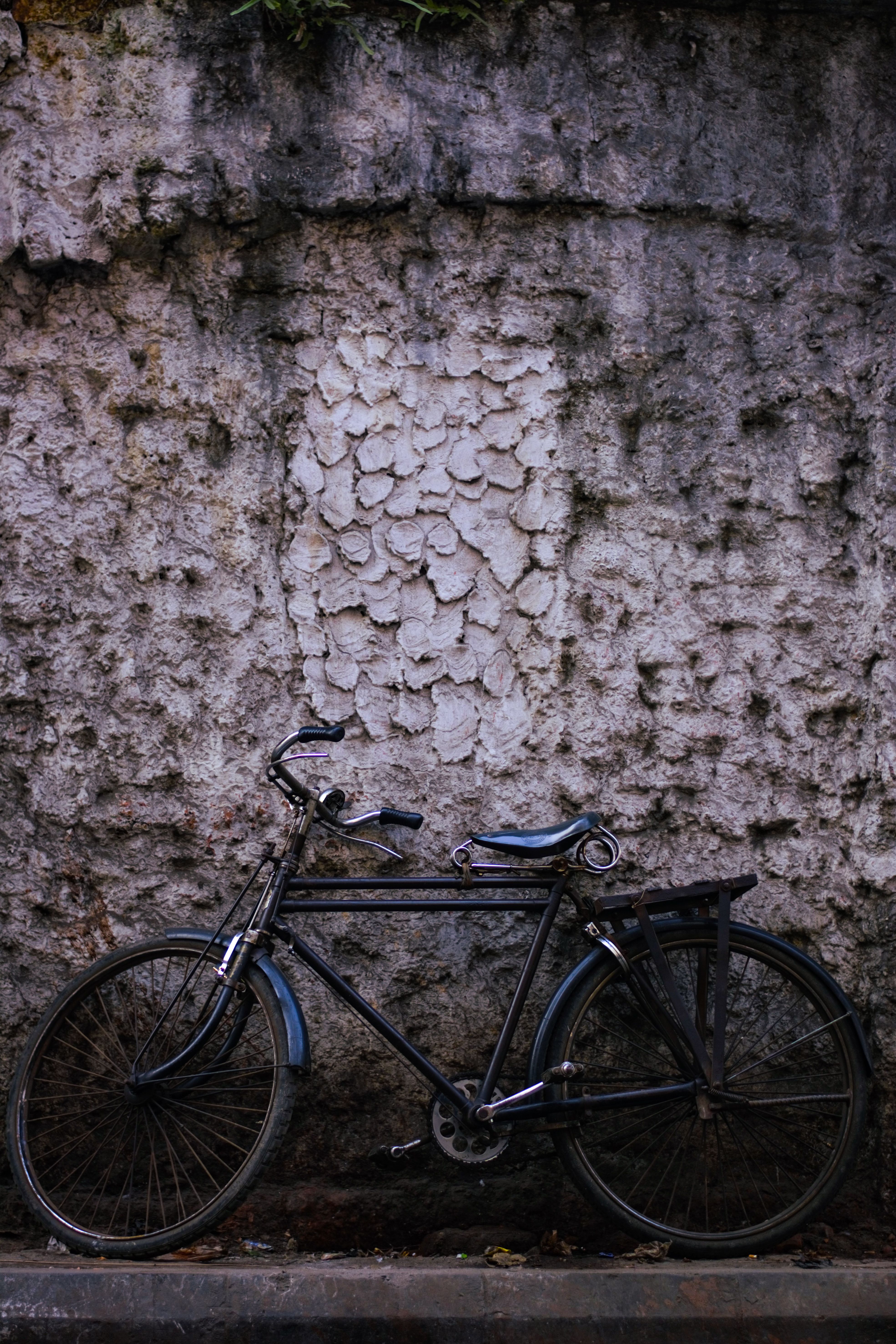 fietser in Nederlandse stad met moderne fiets