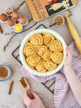 桌上是自制肉桂卷和配料的顶视图，展示了烘焙过程