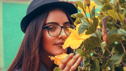 Imagine de stoc gratuită din fata cu ochelari, flori, galben