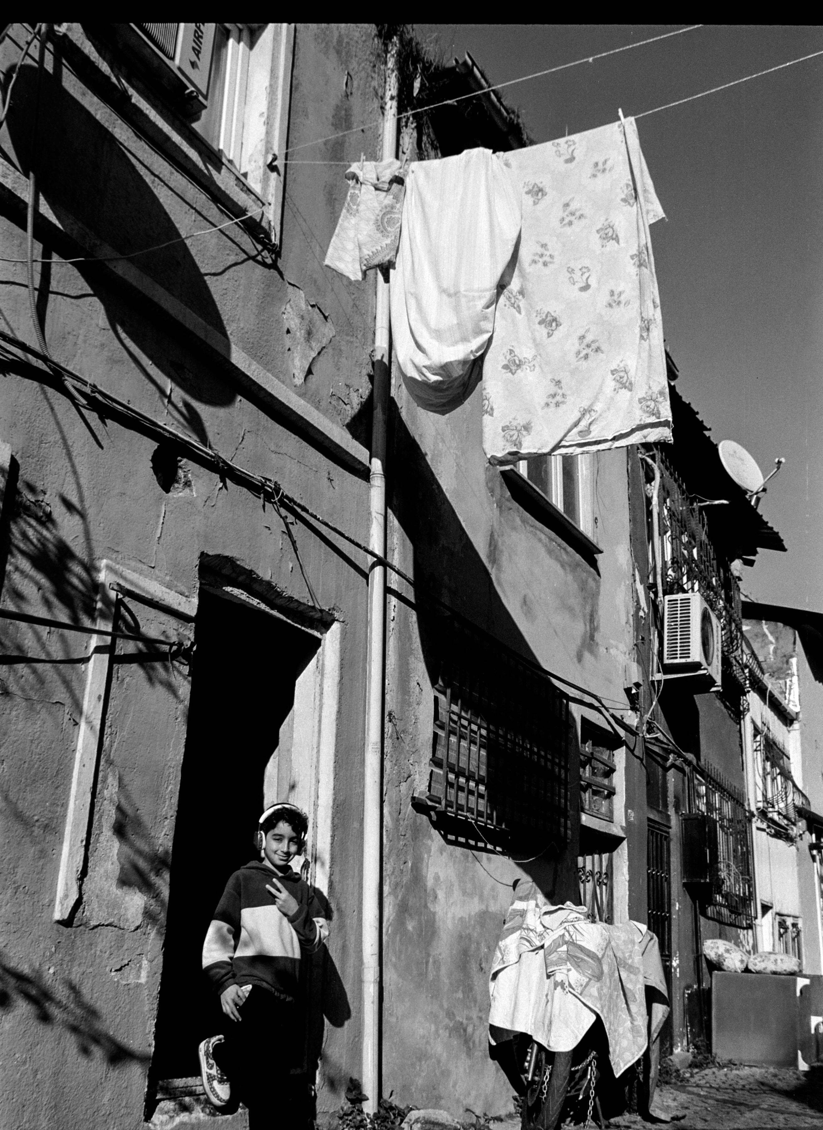 A candid black and white street scene capturing daily life in İstanbul, Türkiye.