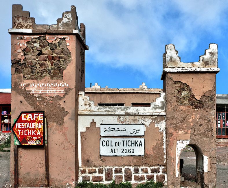 Maroc Telecom store front in a Moroccan city, offering SIM cards for travelers