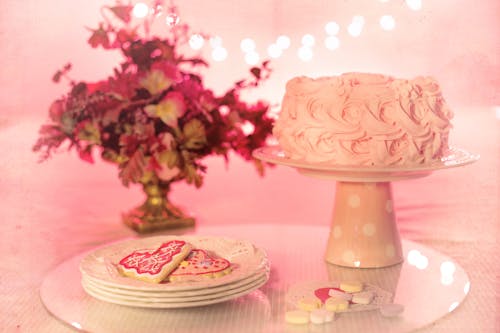 ケーキスタンドのピンクのアイシングケーキ