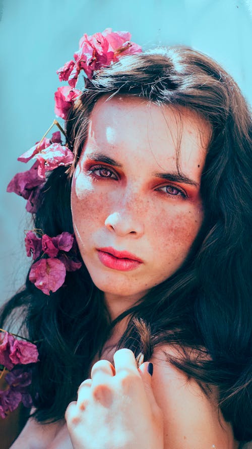 Imagine de stoc gratuită din fata cu flori, ochi roz, portret