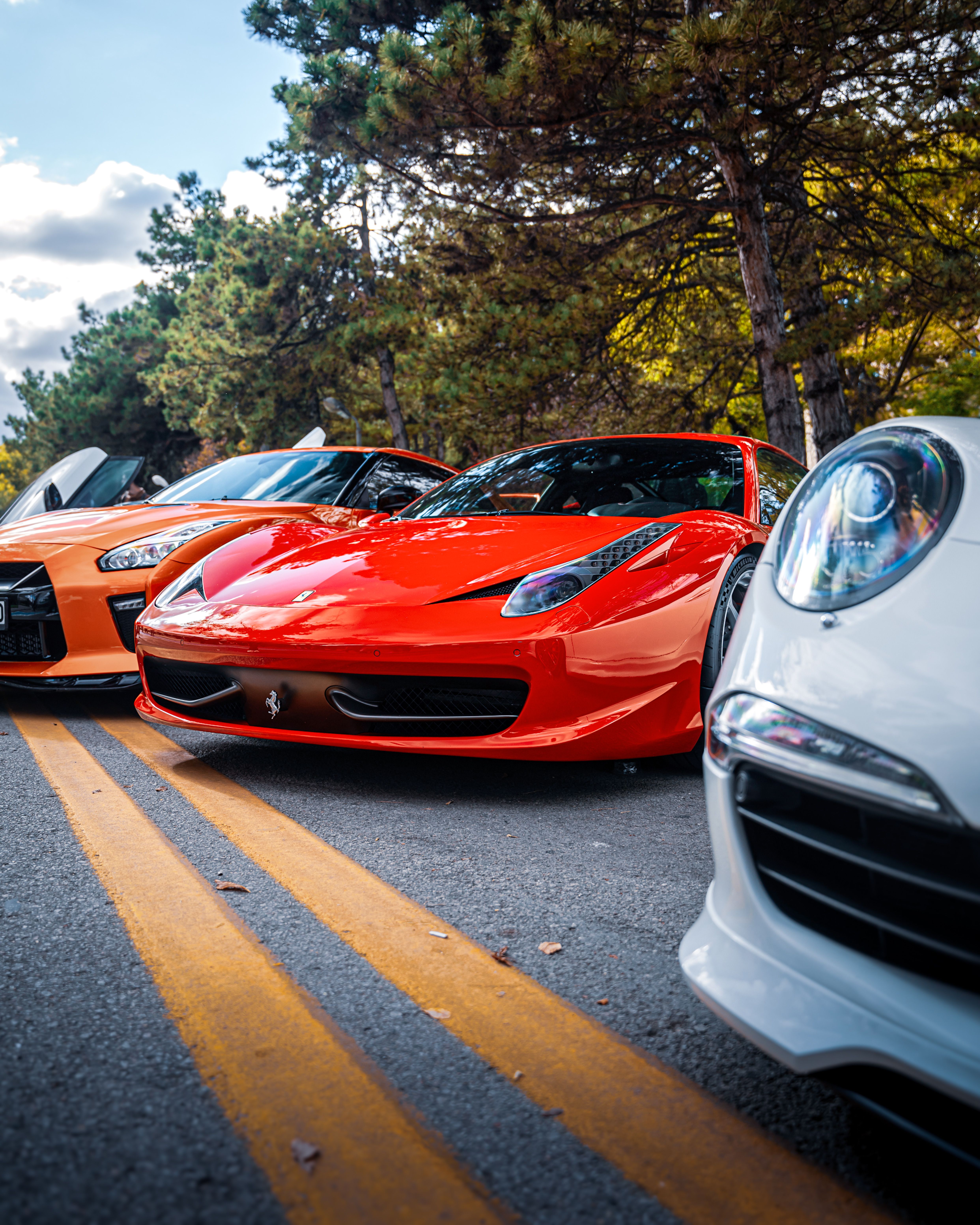 auto-sportive-di-lusso-nella-scena-di-strada-di-ankara-immagine-gratuita
