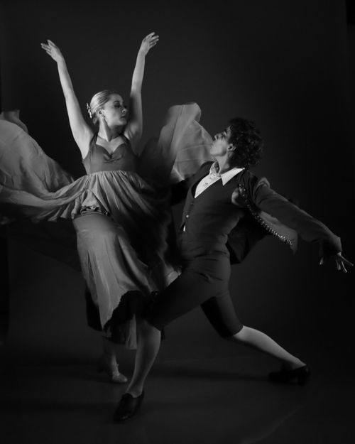 Free Captivating black and white portrait of a couple performing a graceful dance. Stock Photo