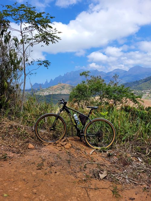 Free Mountain bike resting on a dirt path with scenic mountain view. Stock Photo