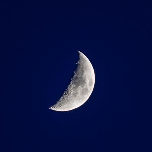 Crescent moon over a dark sky — photo by Vũ Bụi on Pexels