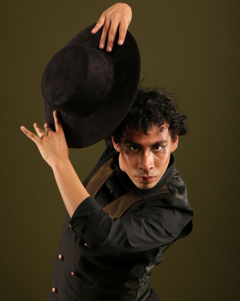Dansator de flamenco într-o poziție dramatică, cu pălărie neagră