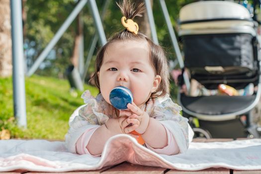 家长正在用杯子给幼儿喂水