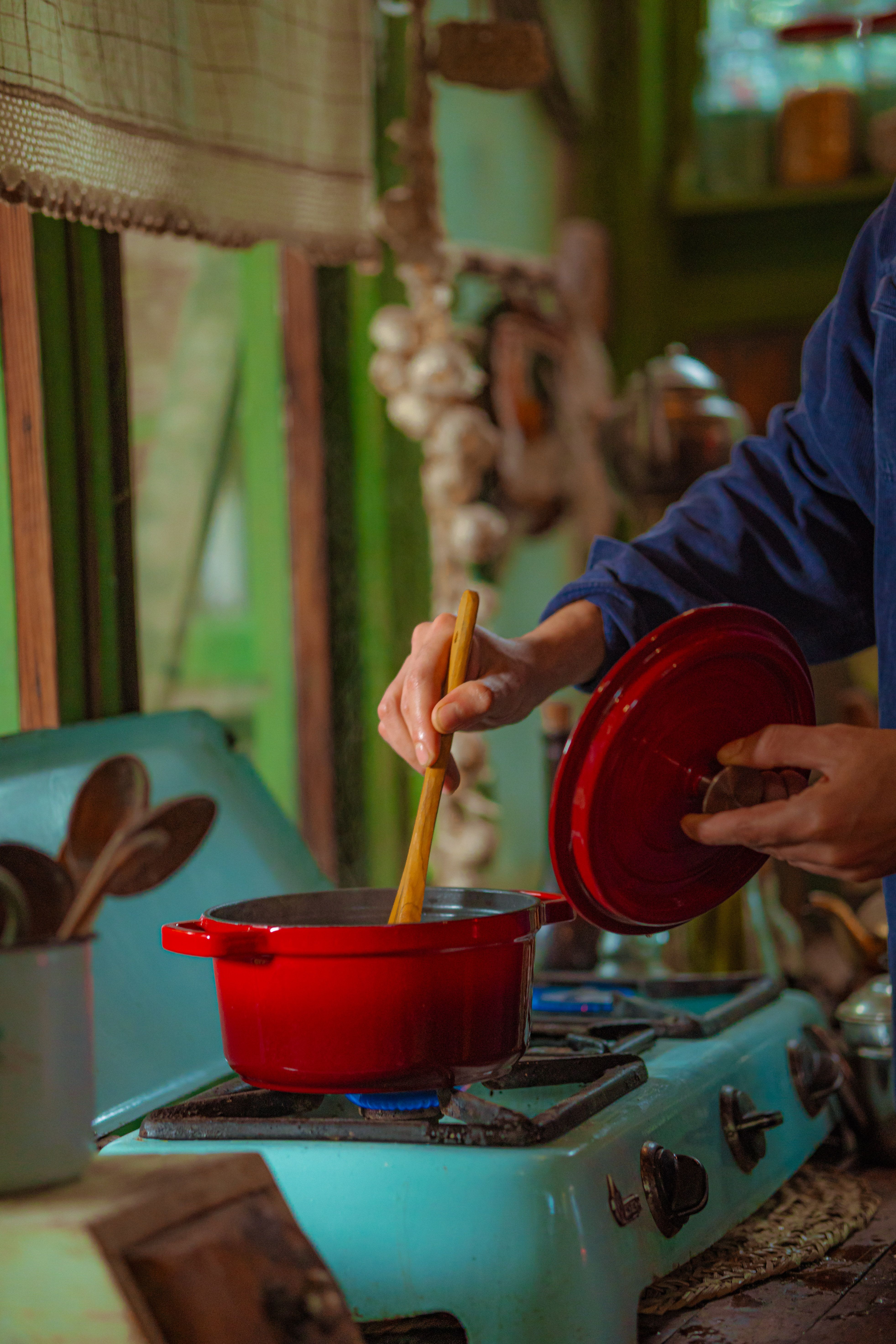 Gimana caranya orang sering dinas luar kota tetap bisa masak rumahan?