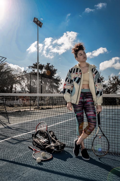 Женщина, держащая теннисную ракетку