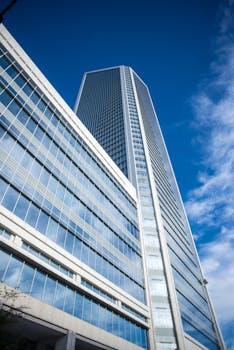 一座高耸入云的当代摩天大楼令人印象深刻，展示了现代建筑的魅力