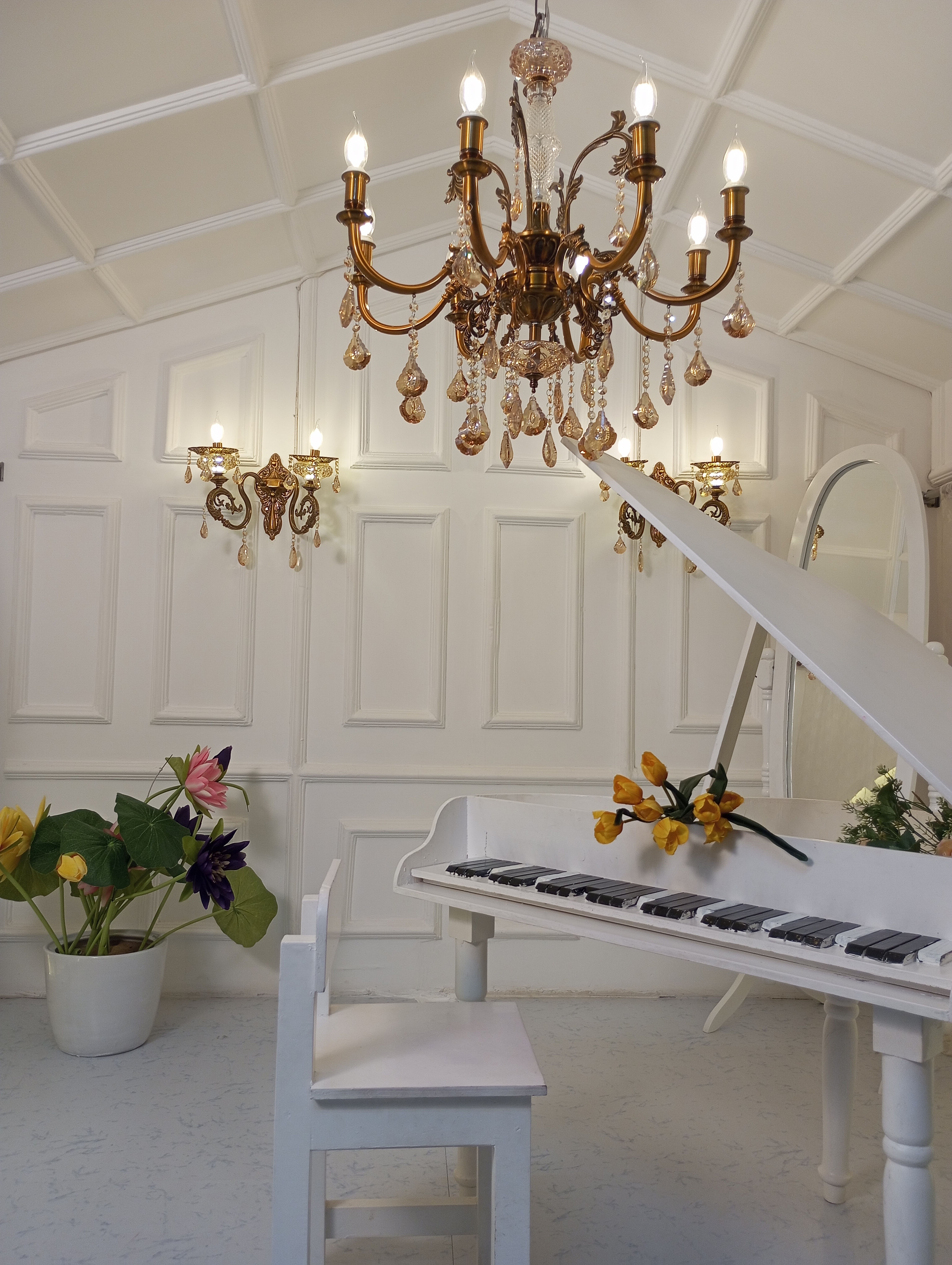 Elegant White Room with Grand Piano and Chandelier · Free Stock Photo