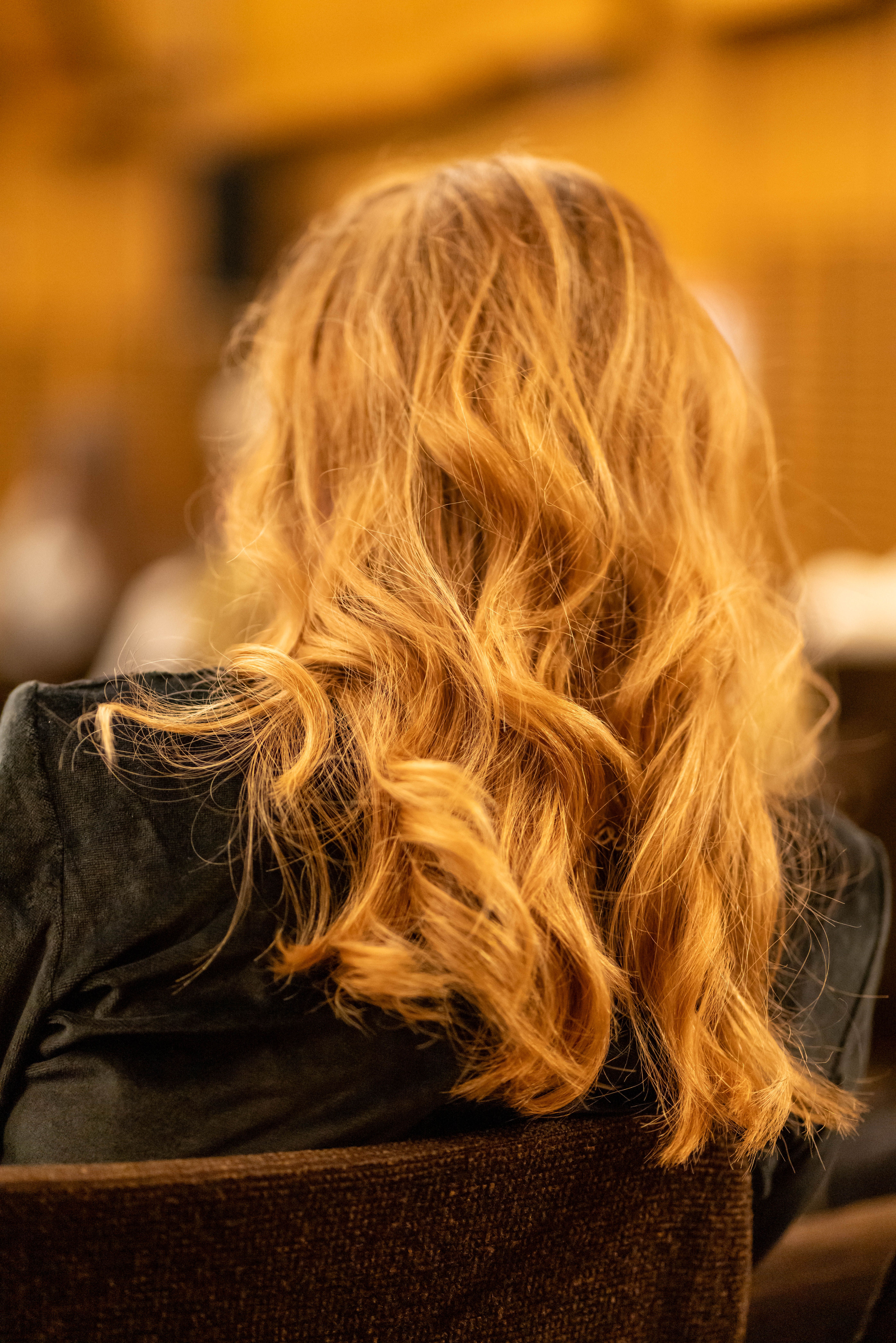 Cabelo com mechas douradas, detalhe do resultado do salão
