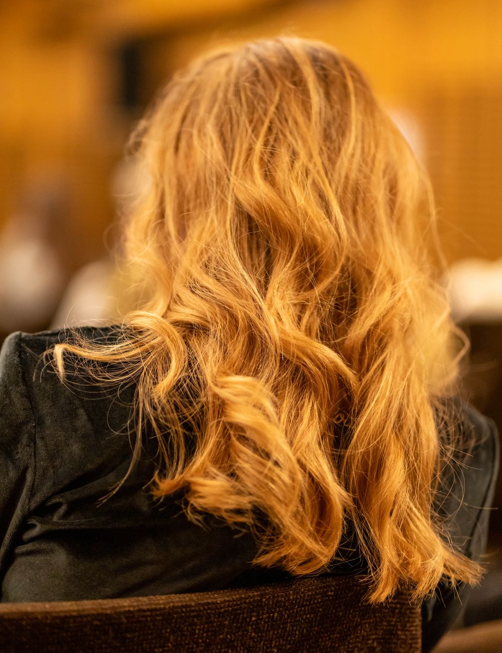 Cabelo com mechas douradas, detalhe do resultado do salão