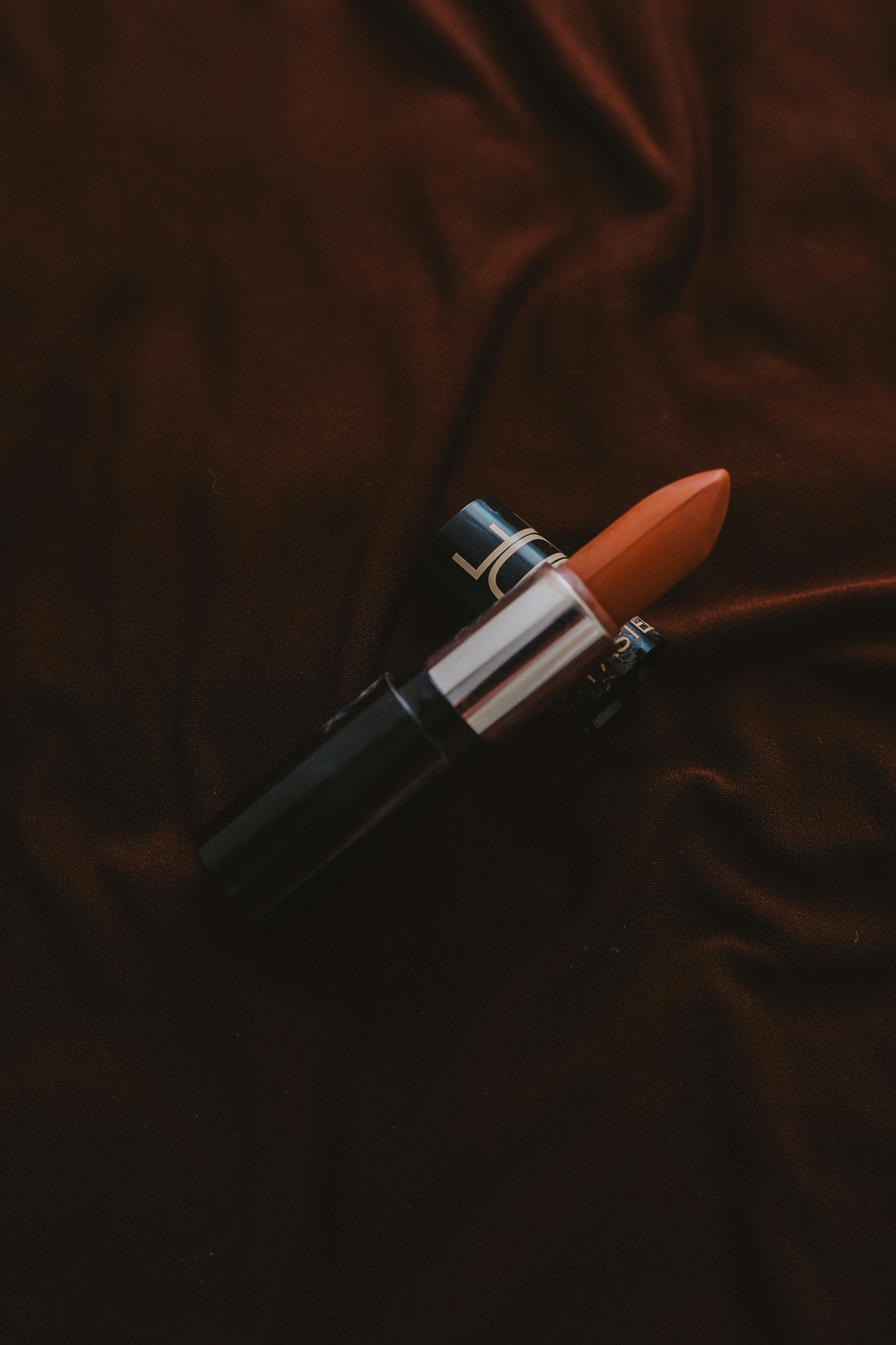 ingyenes Közeli kép egy vörös rúzsról gazdag bársony textúrájú, klasszikus eleganciát sugározva. Stockfotó