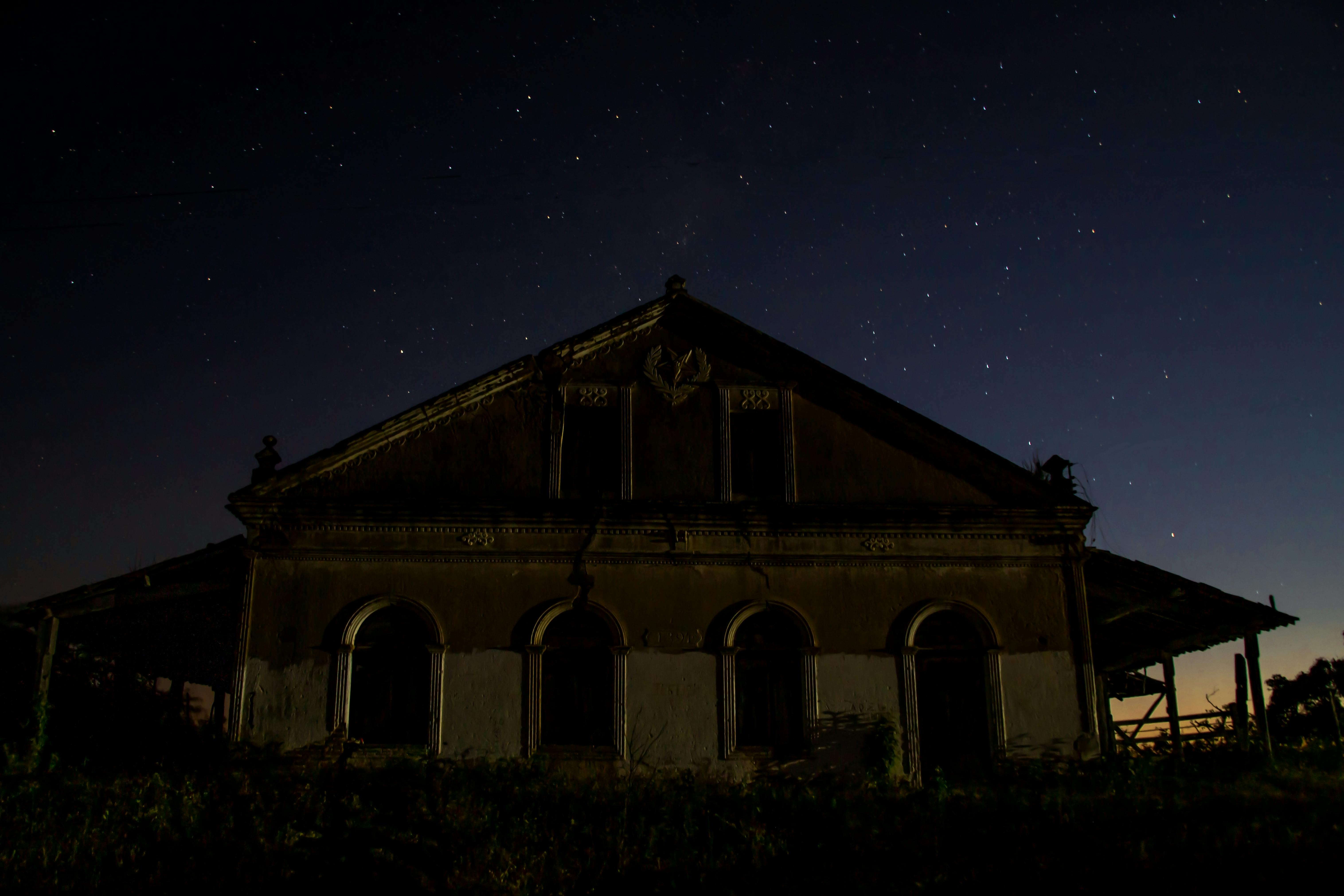 夜の廃墟の写真 無料の写真素材