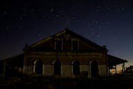 在巴西阿拉鲁纳，一座古老的废弃建筑映衬着星空，呈现出怪异的图像