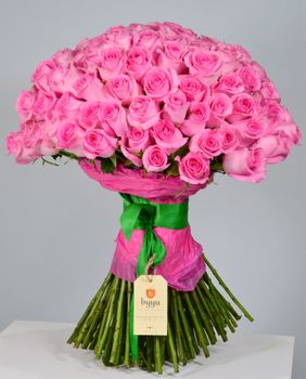 A stunning pink rose bouquet beautifully arranged indoors in Dubai, perfect for celebrations.