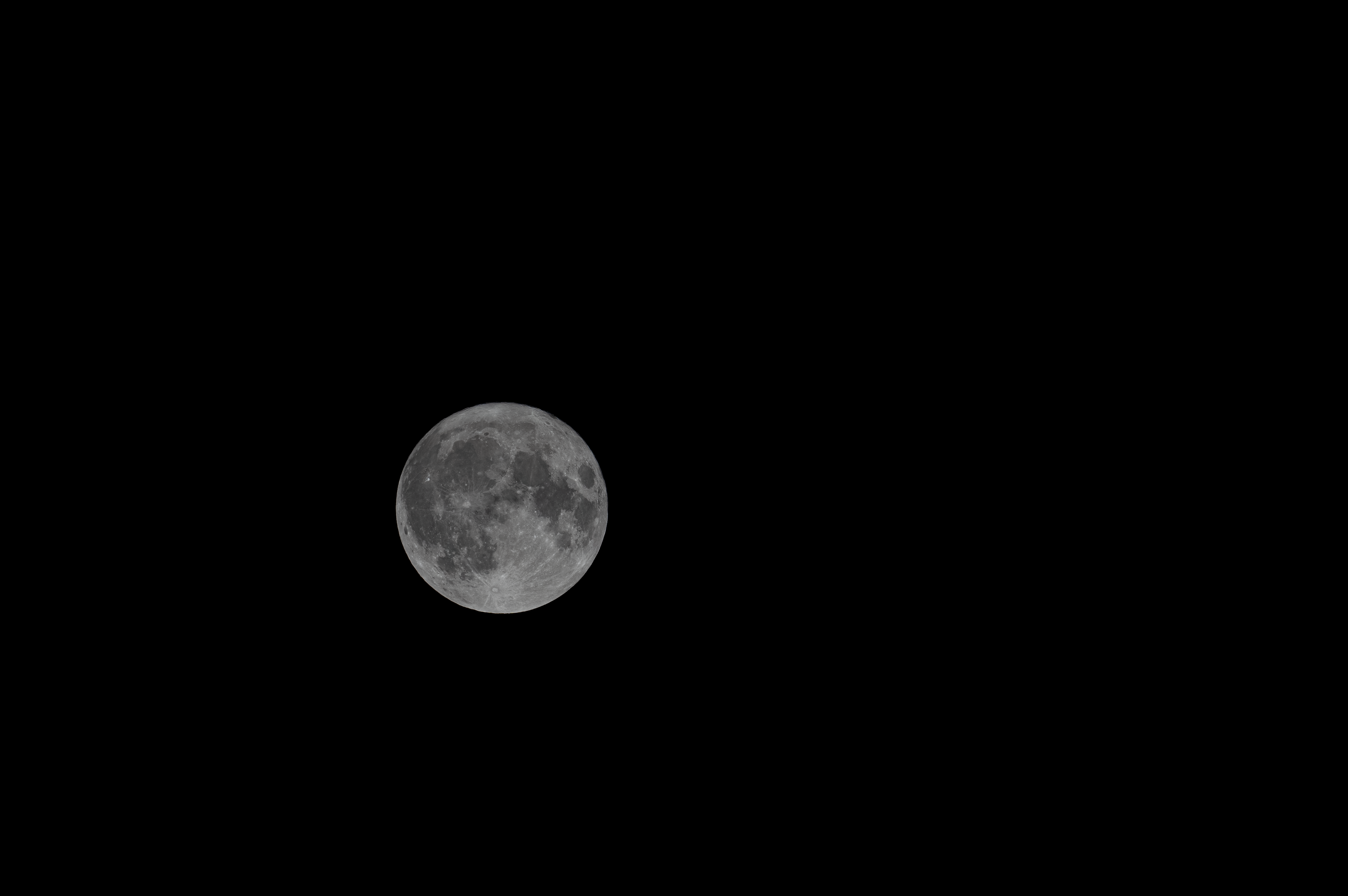 Moon's thick crust could amplify elusive gravitational-wave signals
