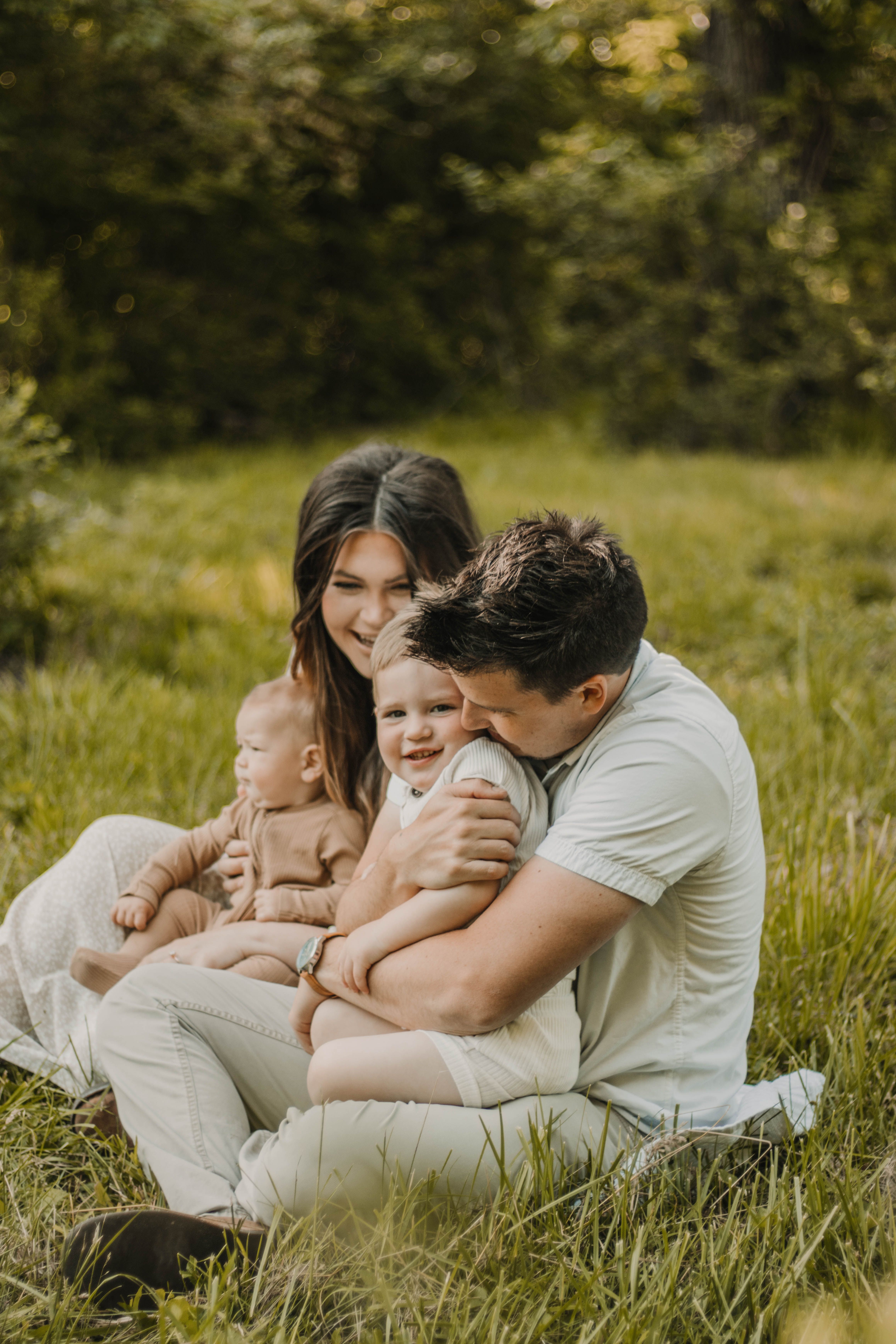 Candid Family Moment in Kansas City Park · Free Stock Photo