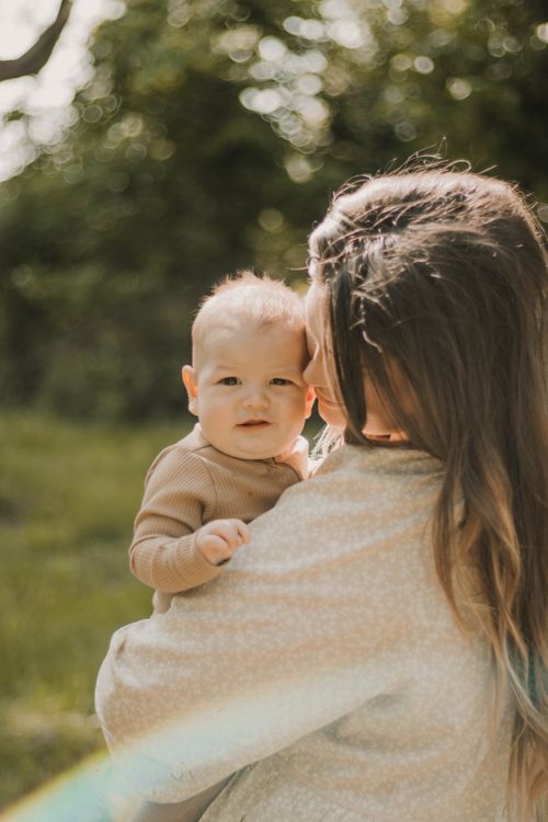 Un Momento Emotivo Entre Madre E Hijo En La Naturaleza · Foto de stock ...