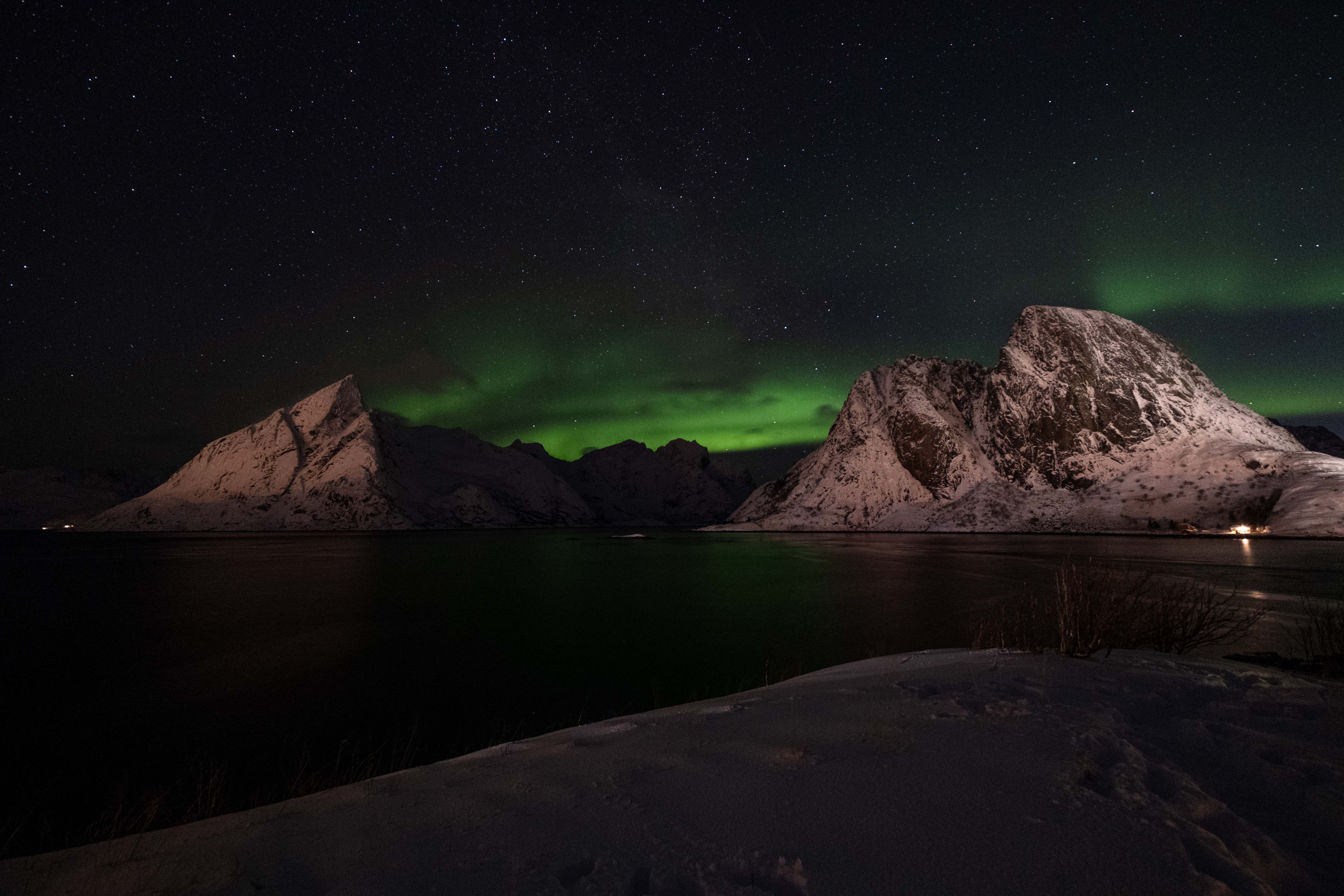 Stunning Northern Lights over Snowy Mountains · Free Stock Photo