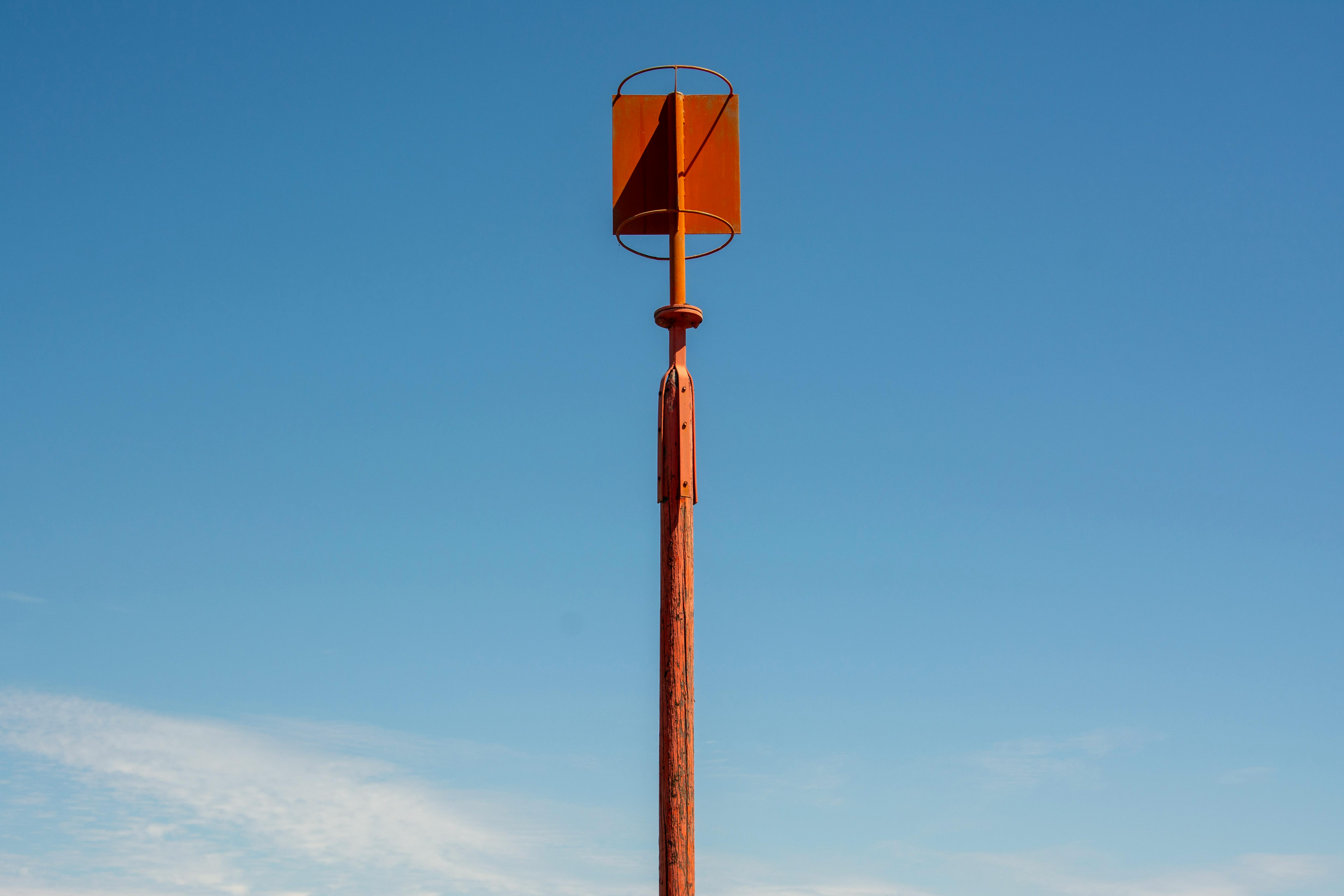 gratis Een roestig nautisch baken staat hoog onder een helderblauwe lucht en symboliseert leiding. Stockfoto