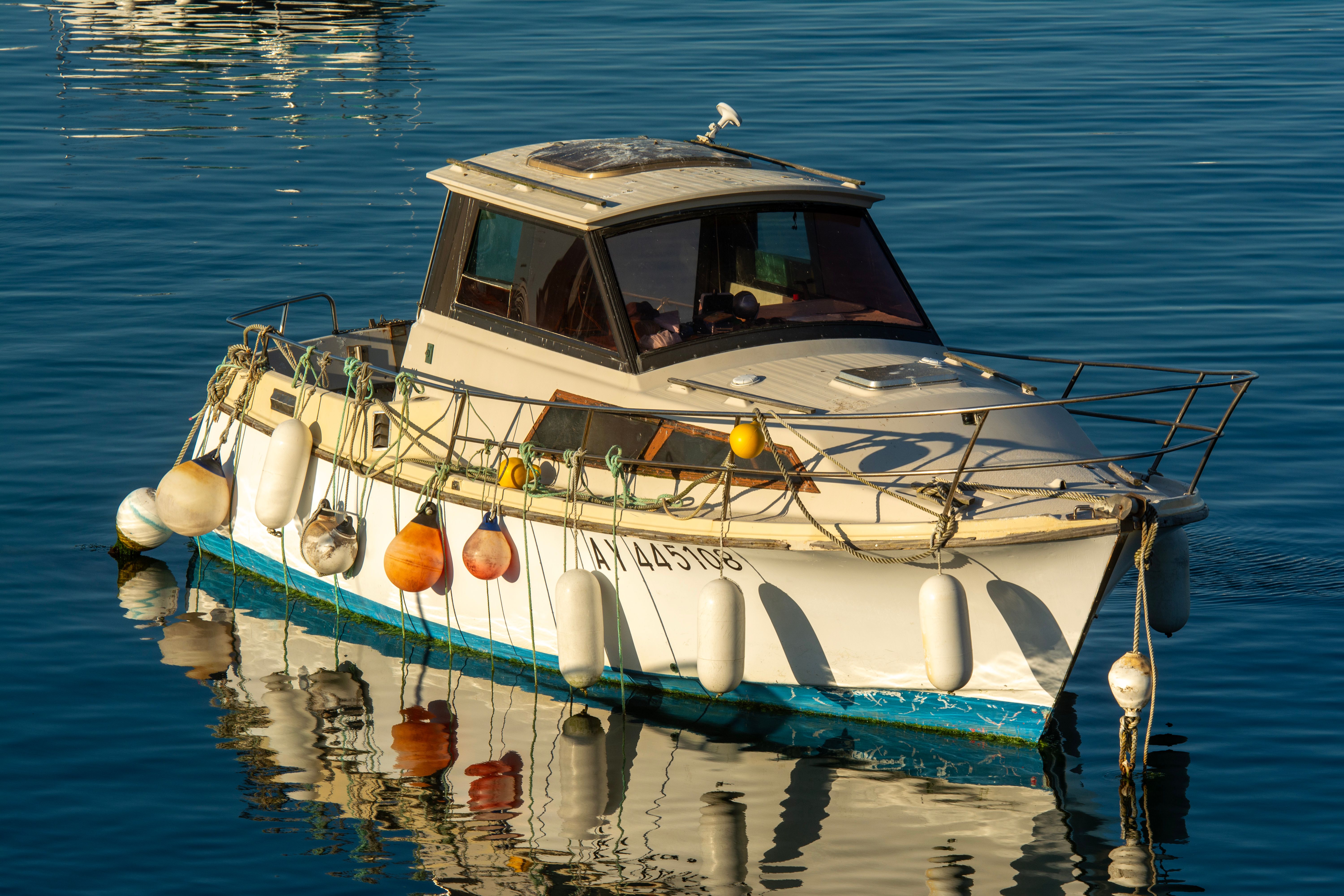 Moteur de bateau ouvert pour diagnostic et entretien
