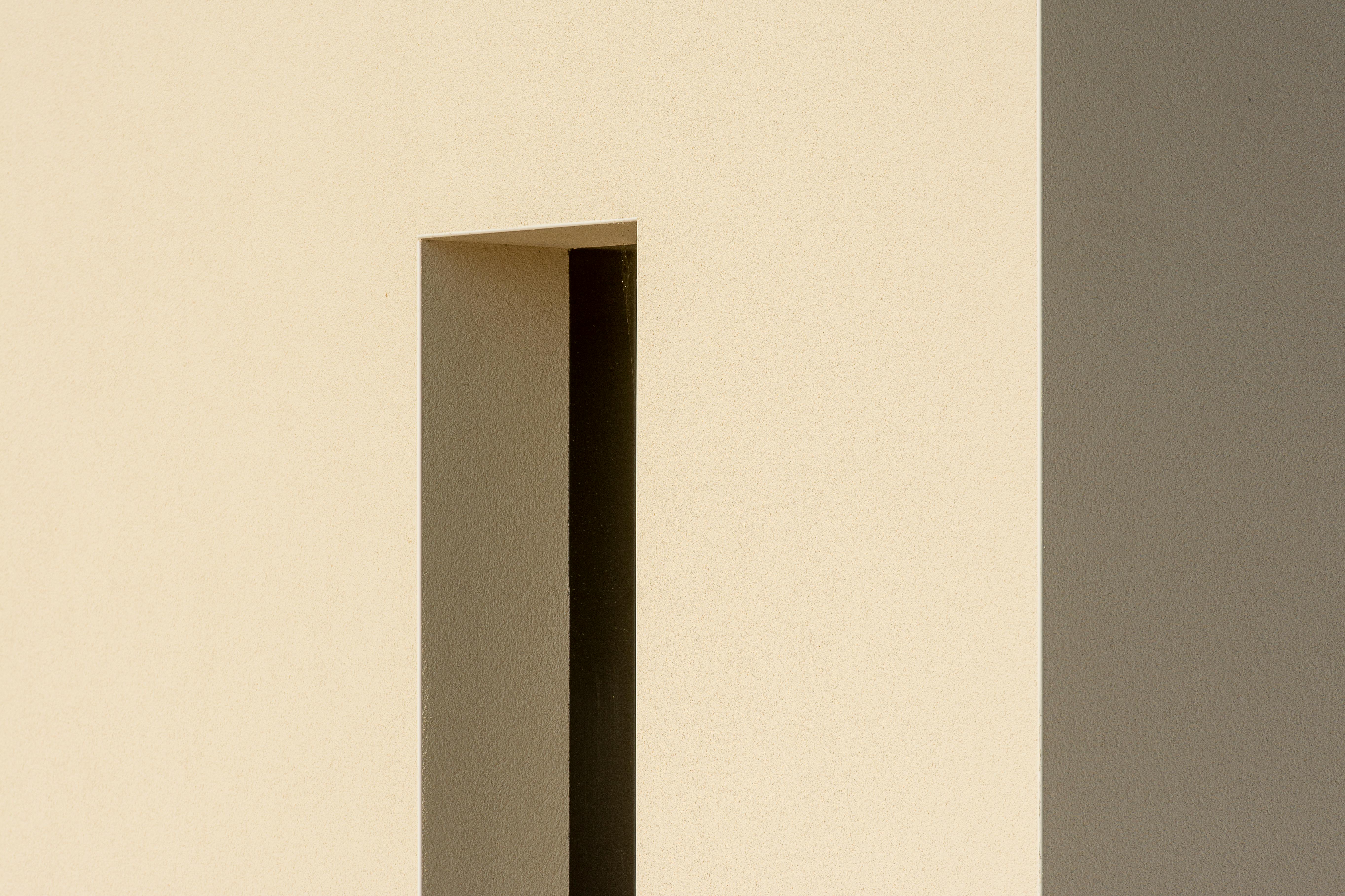 Gratis Una facciata architettonica minimalista con motivi geometrici di ombre e luce naturale. Foto a disposizione