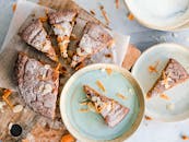 乡村橙色杏仁蛋糕片在陶瓷盘上自上而下摆放，非常适合甜点爱好者