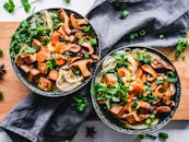 这碗充满活力的面条，配有豆腐、蘑菇和新鲜蔬菜，非常适合健康膳食