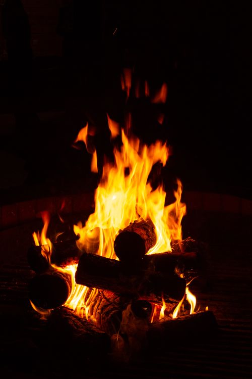 Free Warm and vibrant campfire flames creating a serene night ambiance outdoors. Stock Photo
