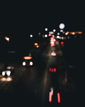 圣保罗夜间交通灯的模糊抽象视图，捕捉了城市的夜间氛围