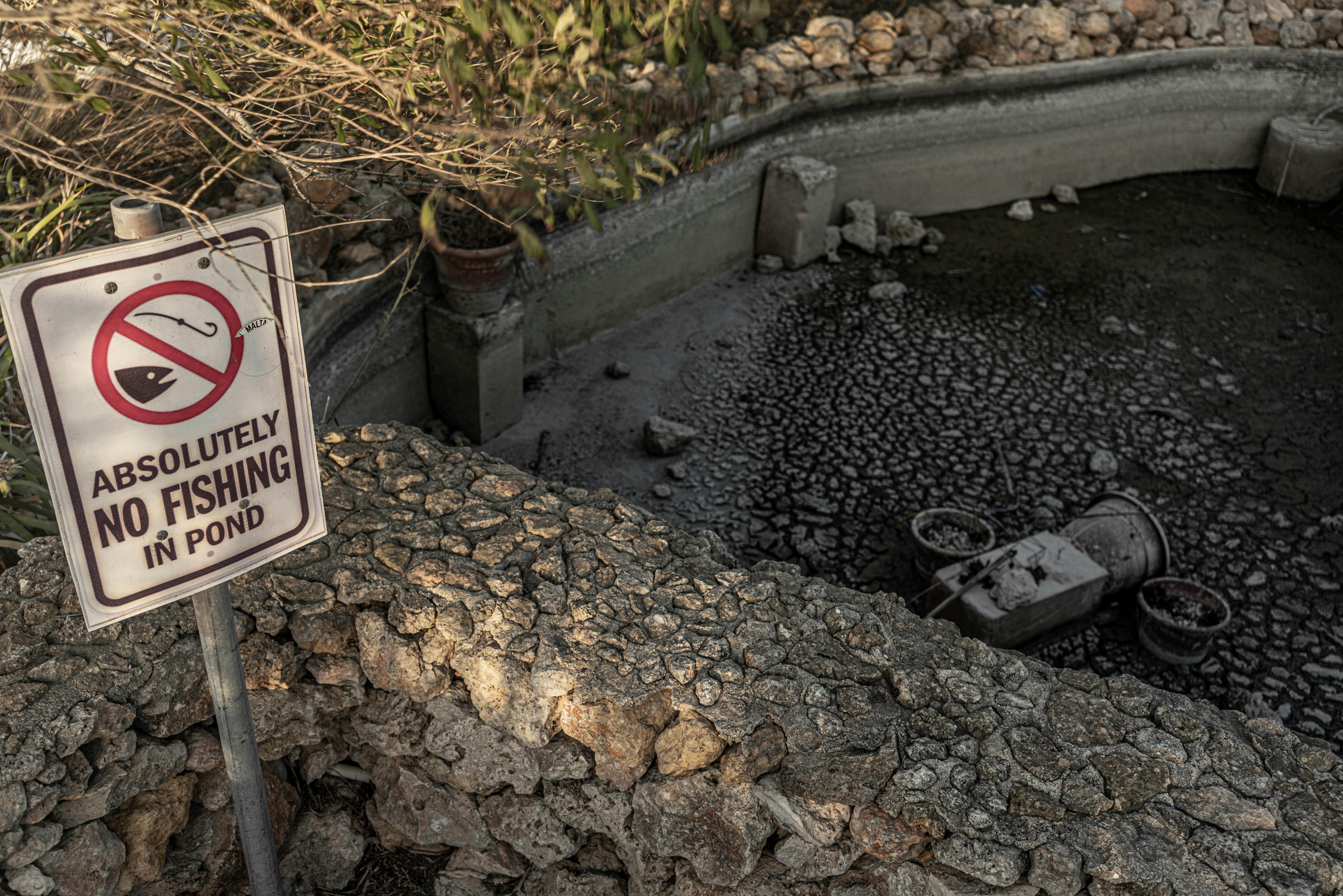 Teich Mit Angelverbot Schild In Malta · Kostenloses