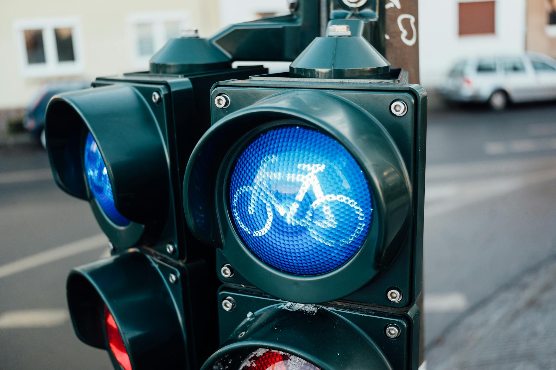 https://www.pexels.com/photo/close-up-of-bicycle-traffic-signal-in-dusseldorf-30271009/