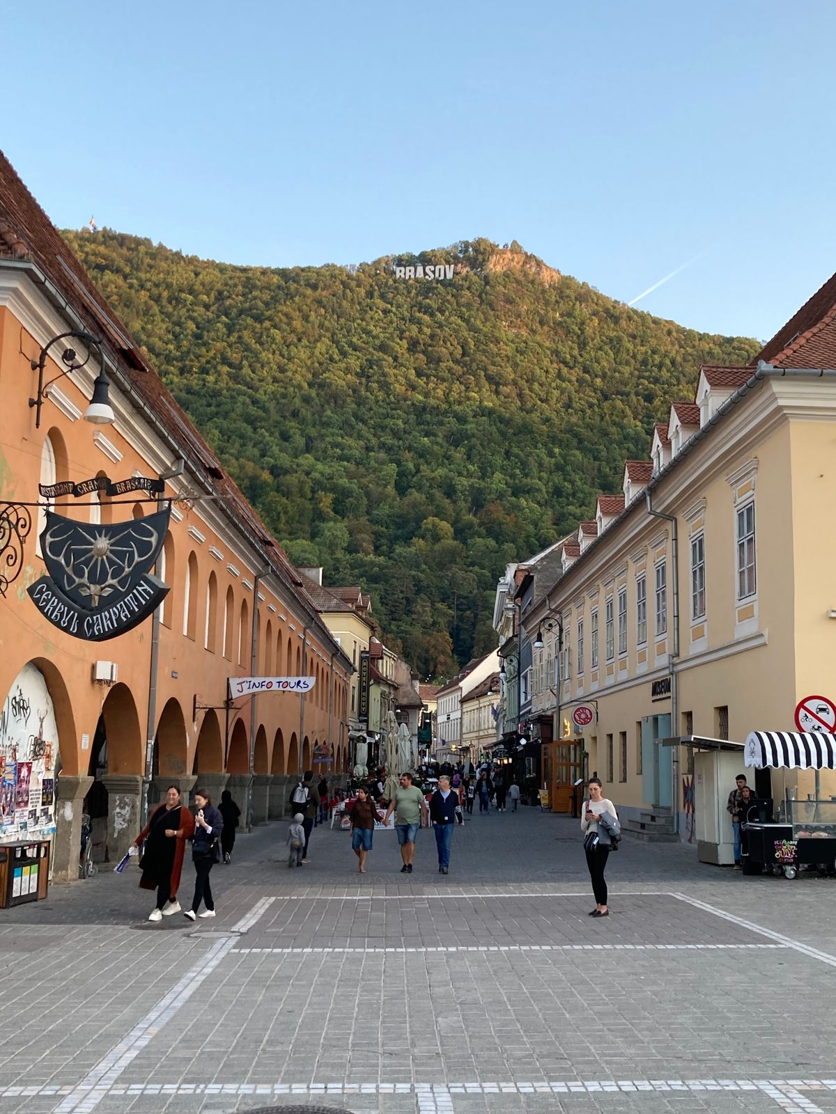 Brașov - stradă din centrul vechi cu muntele Tâmpa în fundal