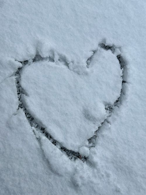 Free Heart shape sketched in fresh snow, symbolizing love in winter. Stock Photo
