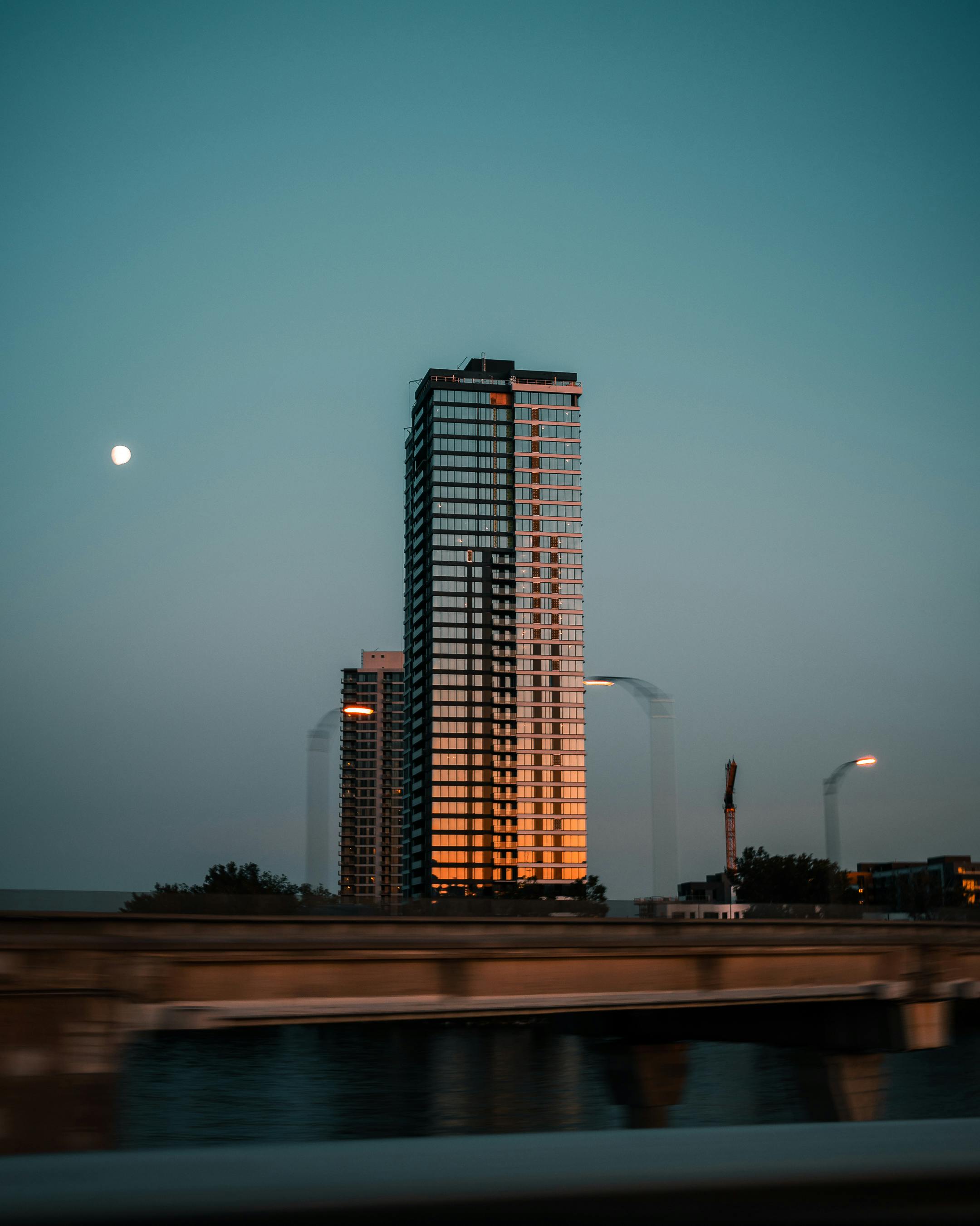 黄昏时分，蒙特利尔的现代摩天大楼映照着日落色彩，与宁静的天空融为一体