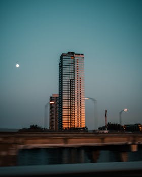 黄昏时分，蒙特利尔的现代摩天大楼映照着日落色彩，与宁静的天空融为一体