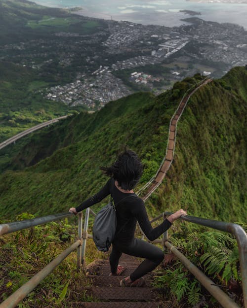 Foto De Alto ângulo De Pessoa Descendo