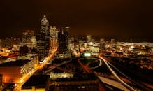 亚特兰大的迷人夜景中，天际线与发光的城市灯光和交通小径交相辉映
