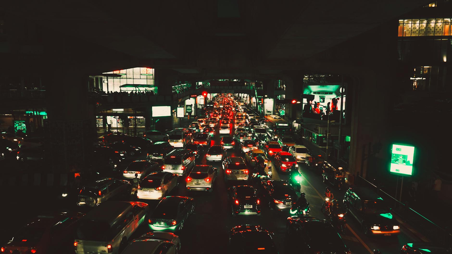 Tidak perlu menikmati kemacetan di jalan saat perayaan Tahun Baru