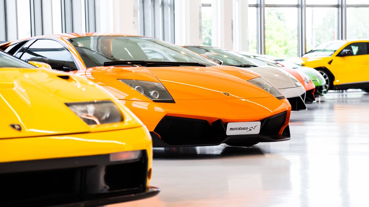 Supercaruri galbene si portocalii intr-o sala de expozitie